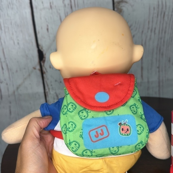 CoComelon Official Musical Doll Collection, (Back to School JJ) + Activity cube - Picture 13 of 14